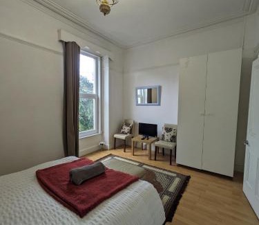 Sketty House | Ensuite basic room budget Sketty 5