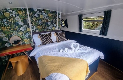 Windsor City Centre Boat Rental | Ensuite Bedroom - River View - Windsor
