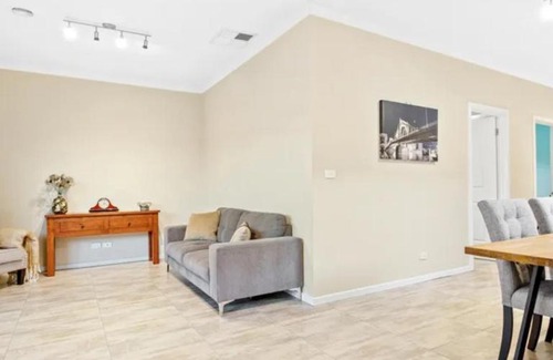 Truganina House | Ensuite Private bath toilet City Airport