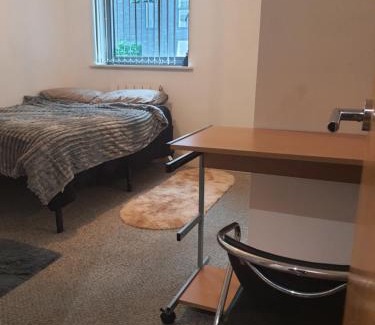 Isle of Dogs House | Ensuite Riverside Room Canary Wharf
