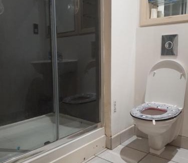 Isle of Dogs House | Ensuite Riverside Room Canary Wharf