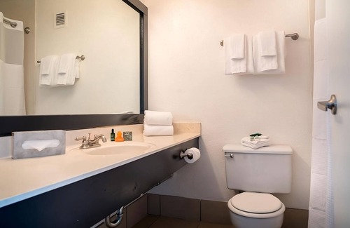 Las Vegas Hotel | “Entertainment Capital of the World!”! 2 Modern Units, Onsite Dining, Casino!