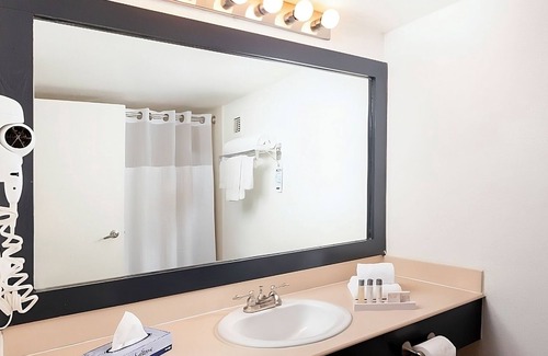Las Vegas Hotel | “Entertainment Capital of the World!”! 2 Modern Units, Onsite Dining, Casino!