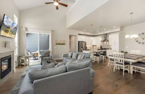 Loveland House | Entertainment Oasis>1st-floor Master>Mountain View