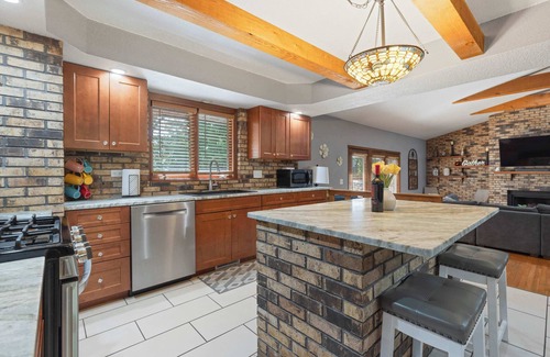 Rockford House | Entertainment Oasis Indoor Pool Spa Arcade Theatre