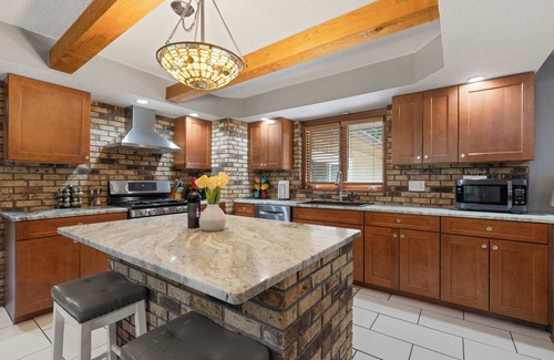 Rockford House | Entertainment Oasis Indoor Pool Spa Arcade Theatre