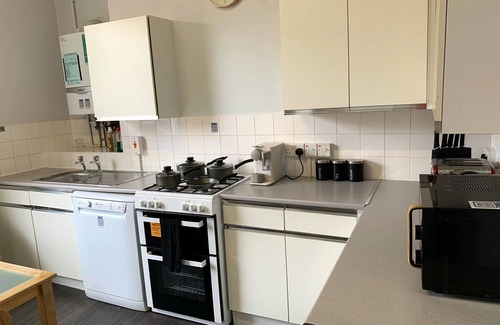 Hackney Apartment | Enticing 2 Bedroom flat with FREE Wi-Fi & mini-garden in Hackney Lower Clapton