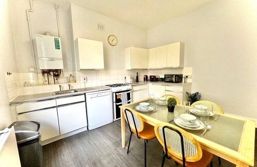 Hackney Apartment | Enticing 2 Bedroom flat with FREE Wi-Fi & mini-garden in Hackney Lower Clapton