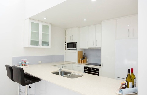 Sandstone Point House | Entire 2 Bed Townhouse walking distance to the famous Sandstone Point Hotel.