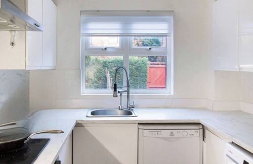 Barnet House | Entire 2 Bedroom House 7m To Station