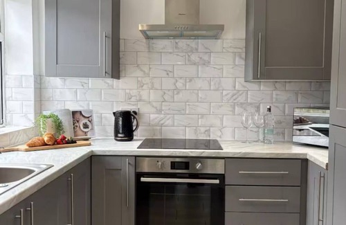 St Helens House | Entire 2BR/3Bed House by Carr Mill Dam - Free Parking, Near Liverpool, Sleeps 6