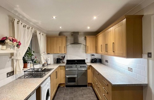 Thames House | Entire 3 bedroom house with game room!