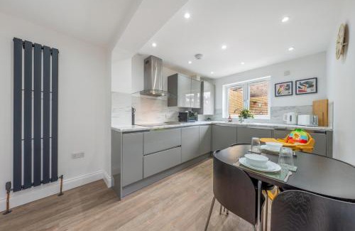 Canning Town Apartment | Entire 3 Bedroom House in London - Canning Town, City Airport, London ExCel