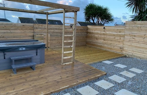 Porth House | Entire 3 Bedroom Property - Garden & Hot Tub - Close to Porth Beach, Newquay