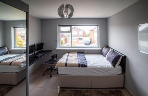 Walsall House | Entire 3 BR Bungalow Free Parking WiFi Netflix NEC