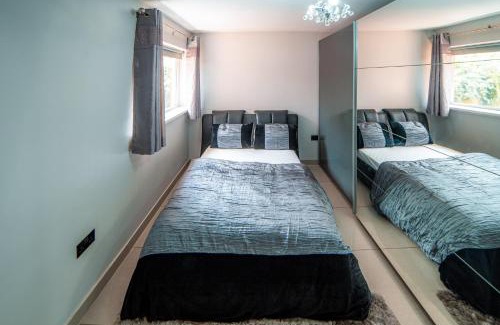 Walsall House | Entire 3 BR Bungalow Free Parking WiFi Netflix NEC