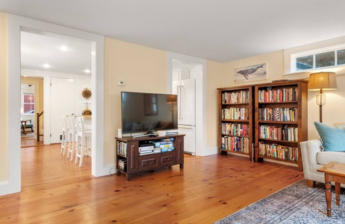 Salem House | Entire 4BR 2 Bath Home l Minutes to Downtown Salem