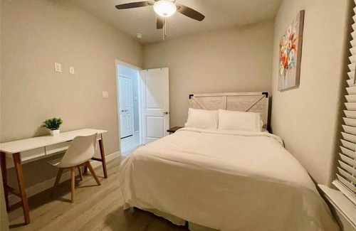 Southeast Houston House | Entire 6Bd/4Ba Duplex near NRG !