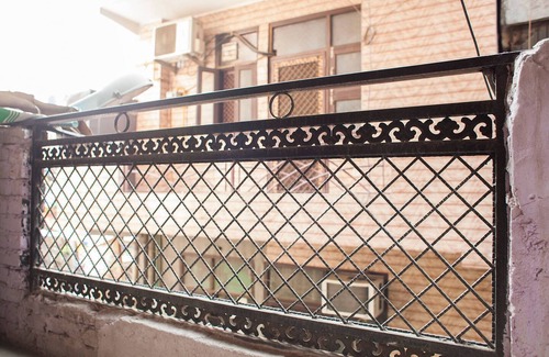 Dilshad Garden Apartment | Entire Air-Conditioned Apartment Near Metro Station