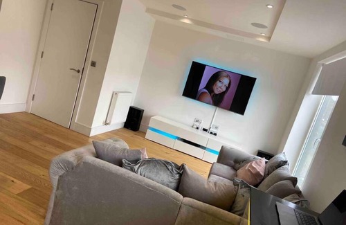Potters Bar Apartment | Entire Apartment - Amazing Location, Hertfordshire