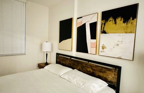 Downtown Tampa Apartment | Entire apartment to enjoy! 5 min away from Ybor City, river walk, and aquarium.