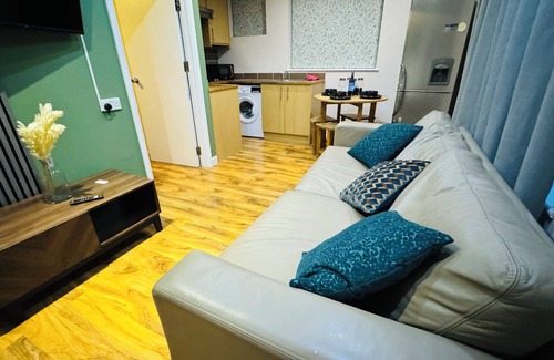 St. Helier Apartment | ENTIRE APARTMENT WITH GARDEN AND PARKING GREATER LONDON 10 MINUTES TO WIMBLEDON