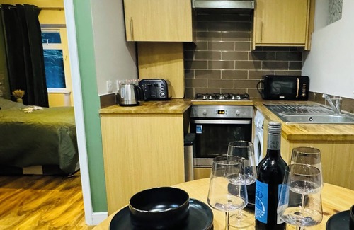 St. Helier Apartment | ENTIRE APARTMENT WITH GARDEN AND PARKING GREATER LONDON 10 MINUTES TO WIMBLEDON