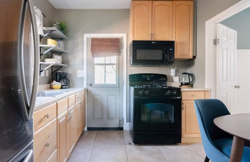South Oceanside House | Entire Beach Cottage- 5 min walk to the beach!