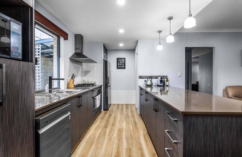 Halls Head House | Entire Beach House in Halls Head, sleeps10. Pets welcome. Close to the beach.