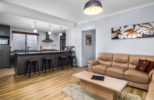 Halls Head House | Entire Beach House in Halls Head, sleeps10. Pets welcome. Close to the beach.