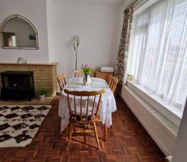 Littlehampton House | Entire Bungalow between Sea and National Park