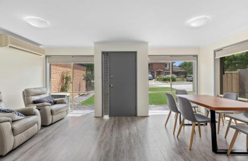 Ngunnawal House | Entire Comfy and Stylish 3BD House in Ngunnawal