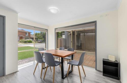Ngunnawal House | Entire Comfy and Stylish 3BD House in Ngunnawal