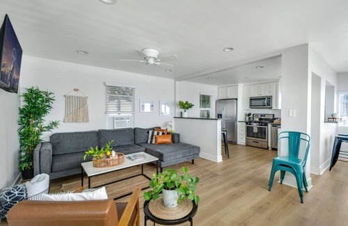 Huntington Beach Bed & Breakfast | Entire Complex | Steps To The Sand | Sleeps 20