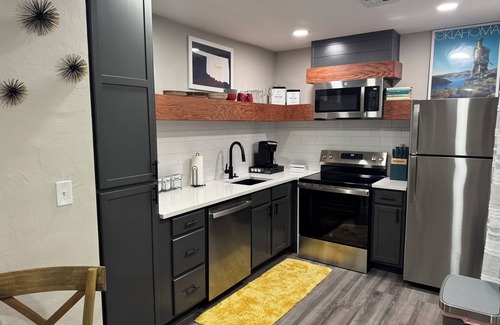 Oklahoma City Condo | Entire condo. Cozy 1BD/1BA in a gated complex in NW OKC by Kilpatrick Trnpk.