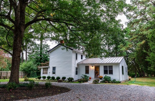 Irvington House | Entire cottage next to Tides Inn, big yard & bikes