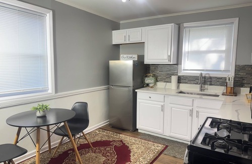 Park Forest House | Entire Cozy Home + Free Wifi + Free Parking/Central location nearby freeway