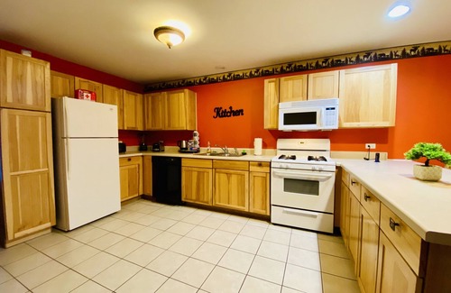Oglesby Cabin | Entire Cozy Villa 2 min Near Starved Rock!