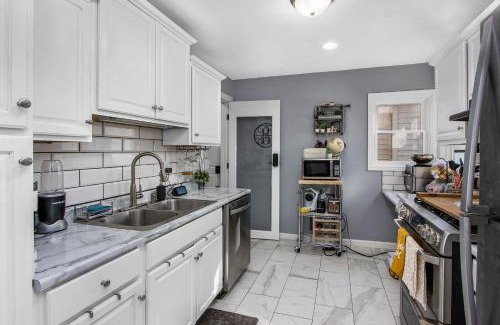 Eastwood House | Entire Cute Boho Home Near Hospital, Expo Center, Free Parking