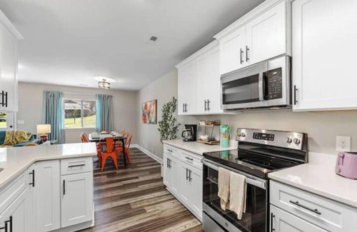 Taylors House | Entire Duplex 6 King Beds Private Patios Great for Groups Near GVL