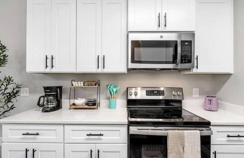 Taylors House | Entire Duplex 6 King Beds Private Patios Great for Groups Near GVL