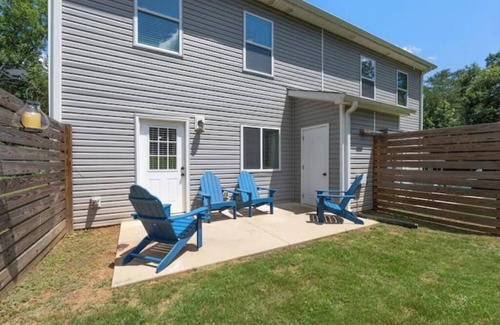 Taylors House | Entire Duplex 6 King Beds Private Patios Great for Groups Near GVL