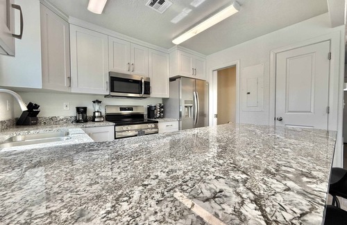 Glendale House | Entire Duplex near Zion with 2 hot tubs, sleeps 9