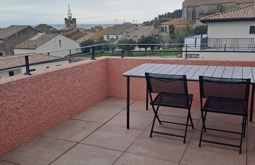 La Palme Apartment | Entire dwelling located near the sea with shared pool and garage.