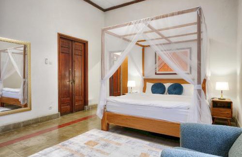 Central Yogyakarta House | Entire Heritage Villa Family friendly in the Center of Yogya with Swimming Pool - Up to 9 people
