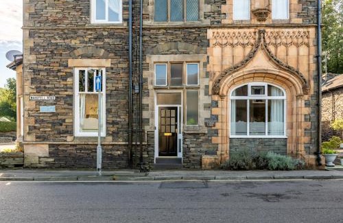 Ambleside House | Entire holiday home with FREE parking & fast WIFI
