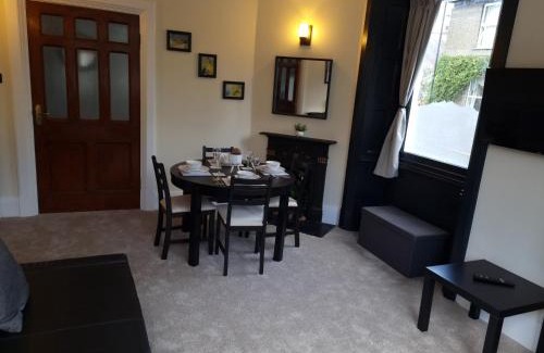 Ambleside House | Entire holiday home with FREE parking & fast WIFI