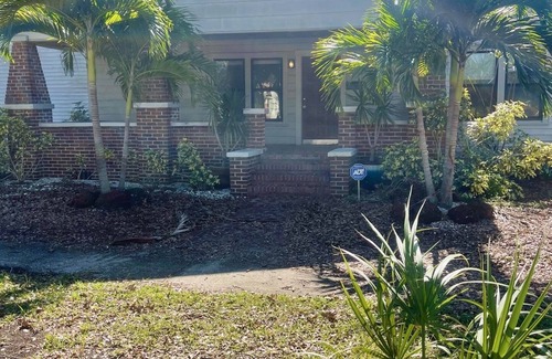 United Central House | Entire home centrally located!Close to downtown St Pete,Gulfport,beach and more