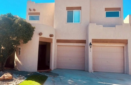 Westside House | Entire Home+Centrally Located+Near HWY+HotTub+FREE WIFI+Pet Friendly+Putt Putt
