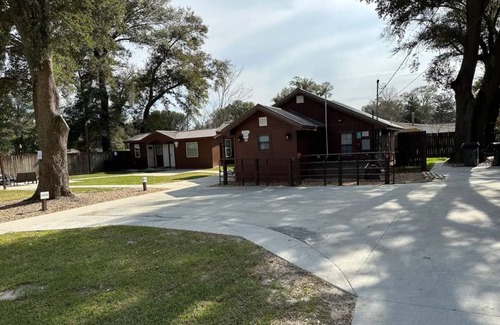 Northwest Pensacola Cabin | Entire Home - Dawn Villa Sleeps 6 Low Price!